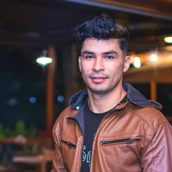 Portrait of Lester Ruiz Vargas, Broker & Real Estate Agent